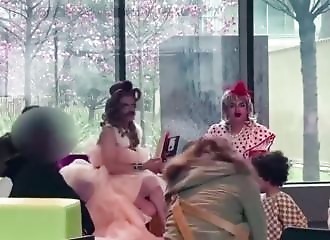 Gay man rebels against drag queen guests at book club (French)