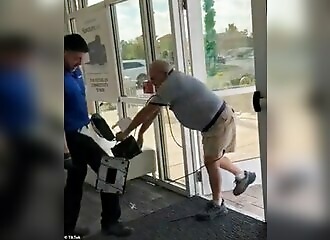 A boomer complains about his internet equipment, the seller throws him out! 