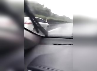 Un automobiliste roule comme un malade avec un type sur son capot