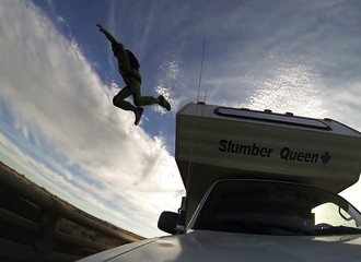 Un base jumper réalise un saut très audacieux et il finit à l’hôpital avec deux chevilles brisées