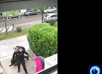 Des policiers tentent d’arrêter des membres d’une famille qui ont violé le confinement (Espagne)