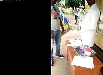 En Zambie, la prise de température se fait encore avec un thermomètre à mercure
