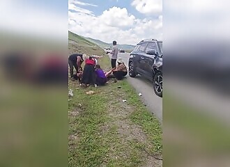 Des passants découpent une vache percutée par une voiture en Chine pour récupérer la viande
