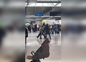 Une bagarre se termine avec un crâne fracassé à l'aéroport du Dublin (Public averti)