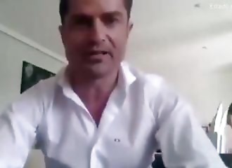 Journliste espagnol surpris avec une femme nue, qui n'est pas sa petite amie !