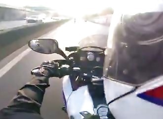 Course-poursuite à haute vitesse entre des motards de la police et un suspect en TMAX (Fance)