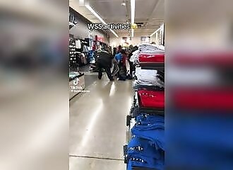 A store is emptied by thieves, the security guards seem completely useless