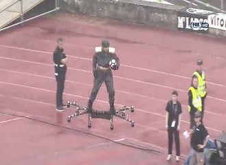 Lors de la finale de la Coupe du Portugal, un homme se tenant sur un hoverboard volant apporte le ballon à l’arbitre
