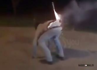 Faire décoller un feu d'artifice depuis ses fesses laissera des traces !