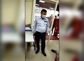 Il tire sur un client parce qu'il ne porte pas de masque (Public averti)