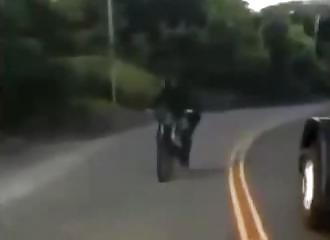 Un motard tente un impressionnant stoppie, mais se rate violemment !