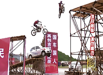 Deux voitures et deux motos font un saut synchronisé