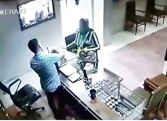 Elle gaze un vendeur et tente de voler un bijou (FAIL)