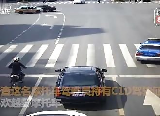 Chine : un motard qui nargue la police se fait brutalement rattraper par le karma