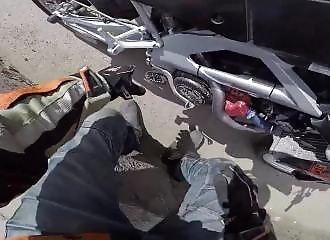 Un motard impatient veut doubler un camion (Russie)