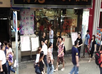 Fier de ses attributs sexuels, un homme joue à l’exhibitionniste dans une rue (Hong Kong)