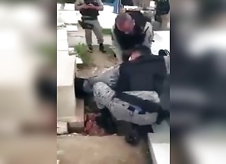 La police aide un homme enterré vivant à sortir de sa tombe