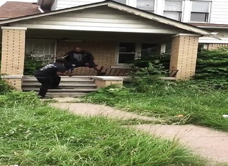 Armés d’un couteau et l’autre d’une batte, deux hommes se battent dans un ghetto de Détroit