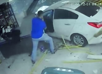 Une altercation dégénère : voiture enfonce un magasin au Brésil