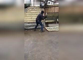 Son client refuse de le payer, il détruit tout ce qu'il a fait !