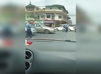 Un automobiliste nous montre la technique infaillible pour passer avant tout le monde