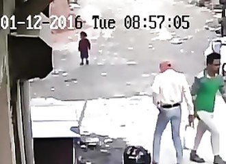Si cette gamine n'avait pas un bon karma, elle aurait pu finir comme de la chair à pâté !