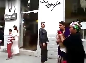 WTF: Regardez comment cette mère utilise son enfant comme une arme ! (Public averti)