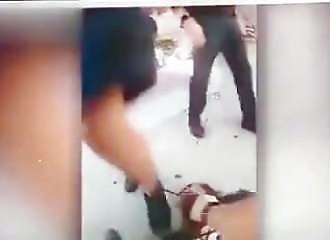 Un policier d'Indianapolis met un coup de pied au visage d'un sans-abri menotté (Public averti)