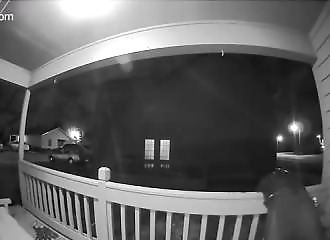 Un zombie tente de s’introduire dans une maison
