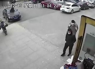 Des rafales provoquent l’effondrement de la façade d’un immeuble, une femme frôle la mort