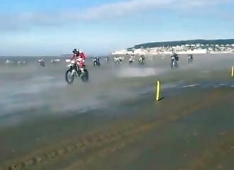 Oups, il tombe en panne et doit éviter des centaines de motos arrivant à 100km/h sur lui !