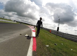 Sur un circuit, un motard est frappé de plein fouet par le débris d’une autre moto et se crashe violemment