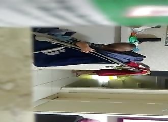 Brésil : elle surprend leur baby-sitter nue dans les bras de son mari, sa réaction est énorme !