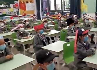Coronavirus : les enfants retournent à l’école avec des chapeaux de distanciation sociale (Chine)