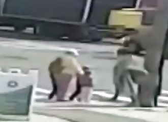 Le moment terrifiant où un enfant de 3 ans se fait enlever dans la rue