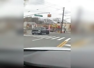 Un automobiliste refuse que sa voiture parte à la fourrière et se rebelle !
