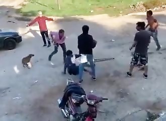 Acculé, il vole la béquille d'un handicapé pour se battre !