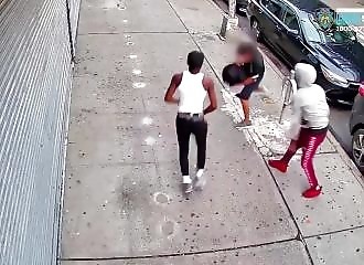 Un homme se fait frapper et voler par deux malfrats dans le Bronx