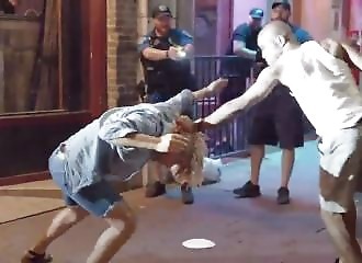 Ils pousse un homme à se battre à l'extérieur d'un bar