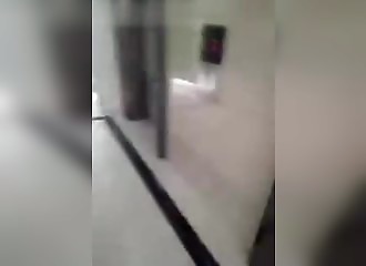 Un homme nous fait découvrir les mortelles malfaçons de son appartement