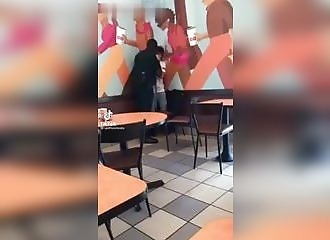 Il tente d'arrêter un jeune dans un restaurant, rien ne se passe comme prévu !