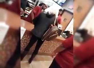 L’employé d’un fast-food frappe violemment une cliente (Tennessee)