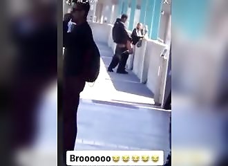 Ce couple n'attend pas d'être à la maison