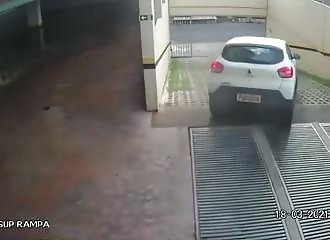Une femme oublie de tirer le frein à main de sa voiture