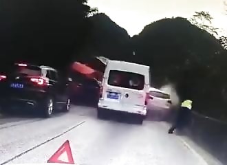 Terrible suraccident sur une route très étroite