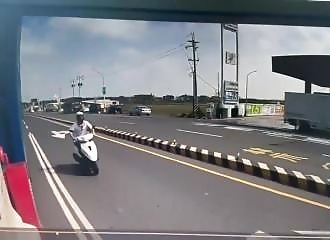 Un scooteriste évalue mal l'espace pour passer et percute un camion (Public averti)