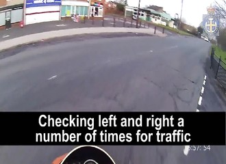 Un an après la disparition de son compagnon motard, sa fiancée prend la décision de publier le film de son décès