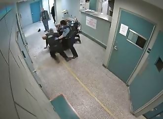 Un policier met 4 coups de poing à un homme saoul menotté