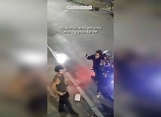 2 femmes veulent voler un homme mais ce dernier ne se laisse pas faire !