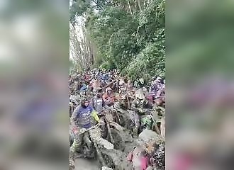 Quand il y a vraiment trop de boue dans une course de motocross